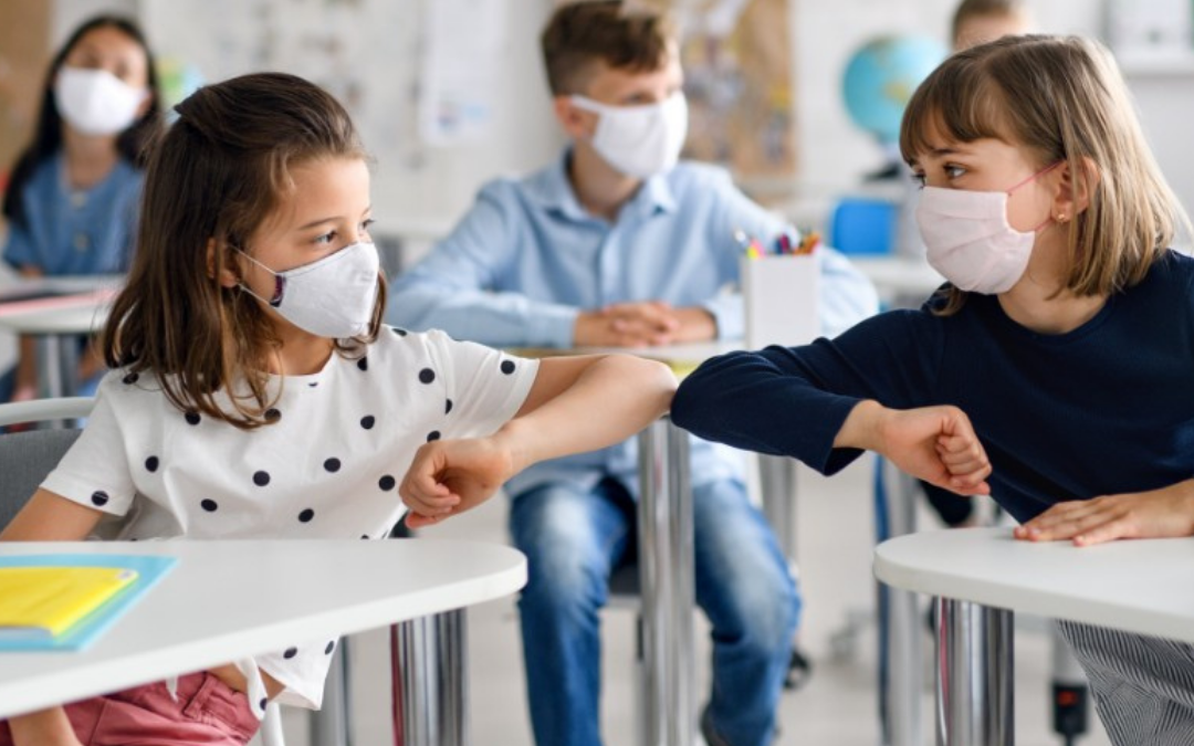 La Ciudad quiere que antes de fin de año todos los chicos se revinculen con la escuela. Diego Santilli confirmó que ya avanzan en el regreso de alumnos de sala de 5 años, primer grado y primer año. Alumnos porteños vuelven a clases en Parque Patricios.