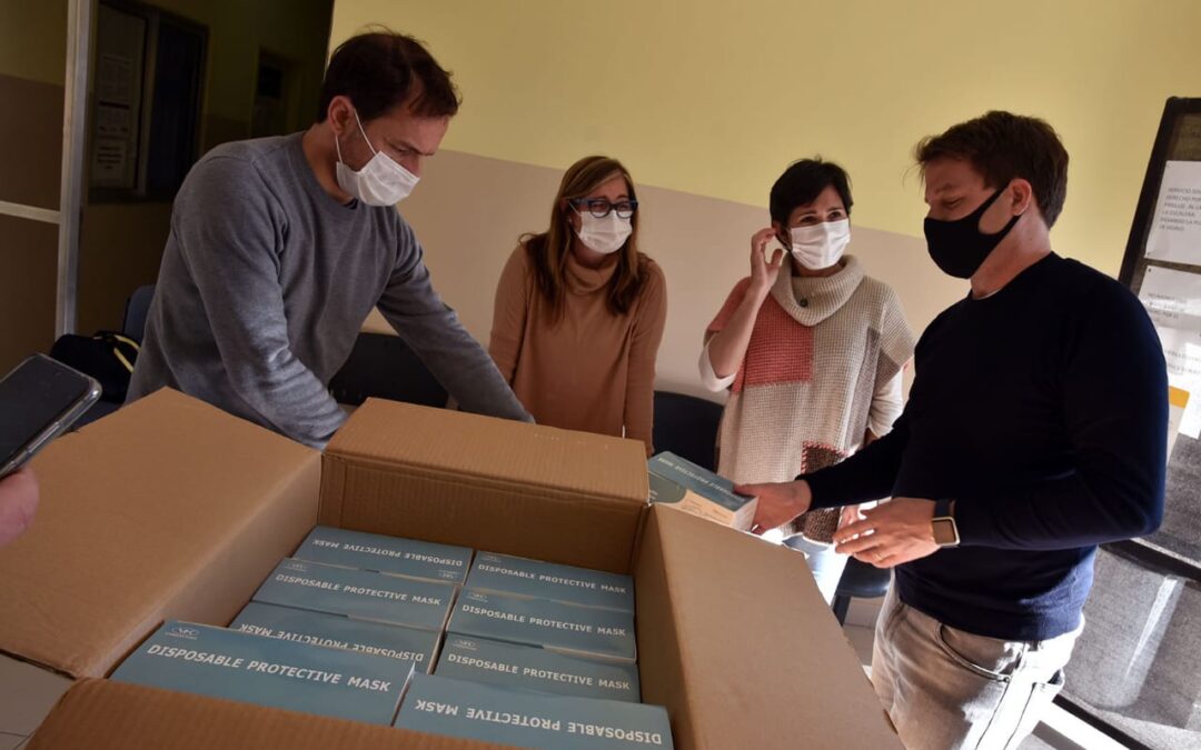 CAMPBELL Y ABELLA ENTREGARON 2000 BARBIJOS PARA VECINOS Y PERSONAL DE SALUD EN CAMPANA