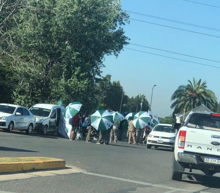 PIQUETE, BOMBAS DE ESTRUENDO Y MUCHO ENOJO A LAS PUERTAS DE NORDELTA
