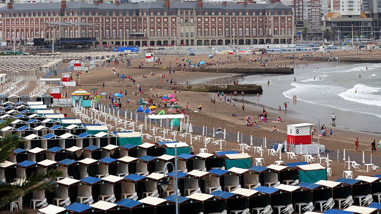 Temporada de verano: cómo serán los protocolos en playas, campings y hoteles de la provincia de Buenos Aires