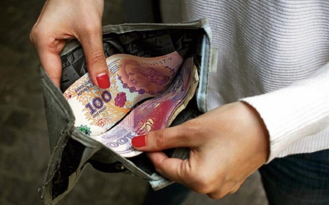 EN LOS ÚLTIMOS 2 AÑOS LOS SUELDOS PRIVADOS CAYERON 30% EN DÓLARES