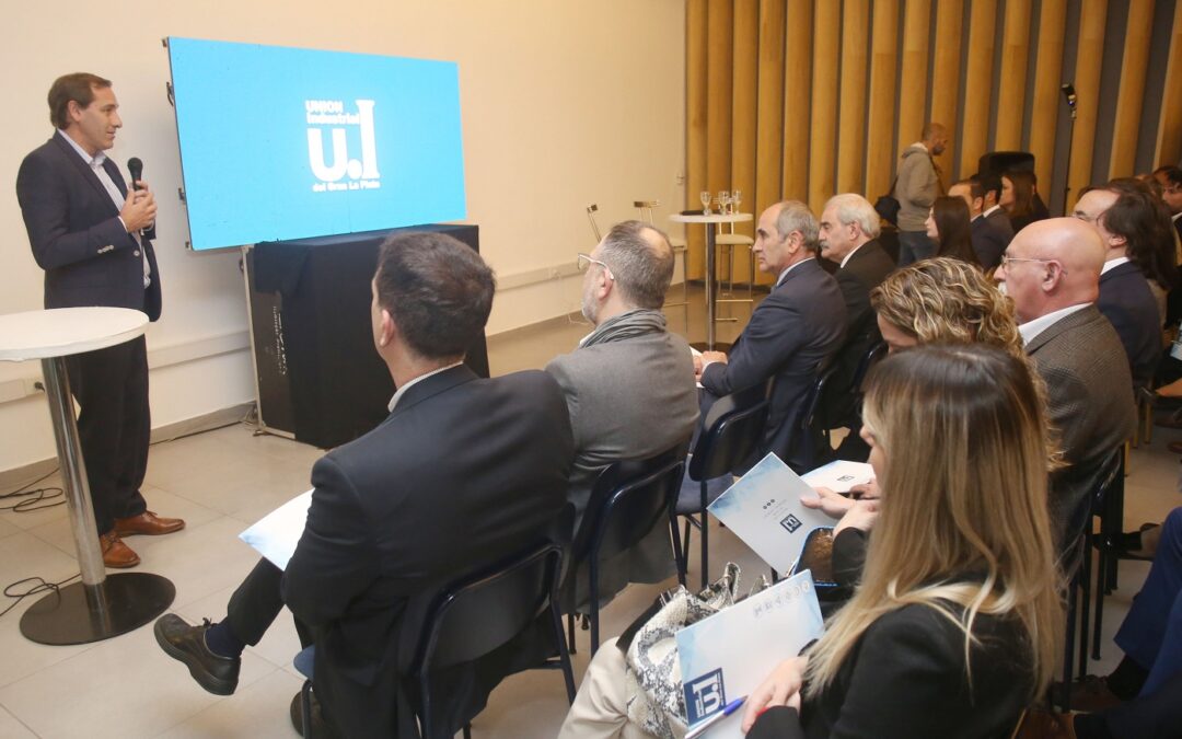 GARRO: “EL QUE QUIERE CRECER EN LA PLATA LO HACE SIN PALOS EN LA RUEDA”