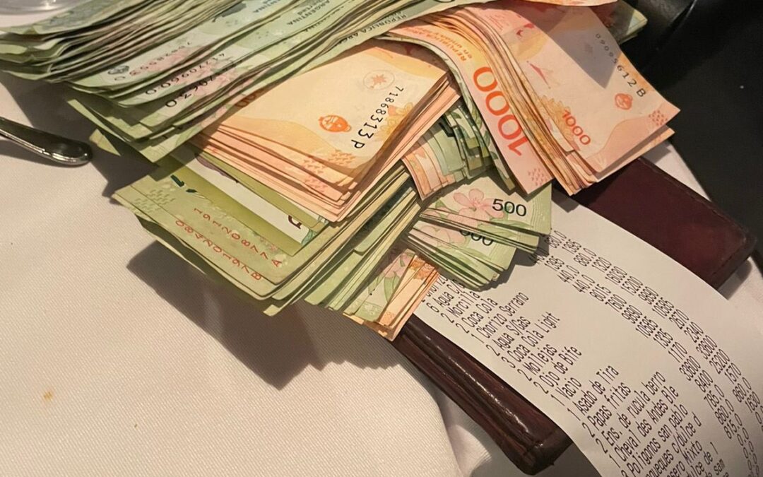 TURISTA PAGÓ UNA CENA CON UNA PILA DE BILLETES Y LO TUITÉO: “EL DINERO ES BASURA”