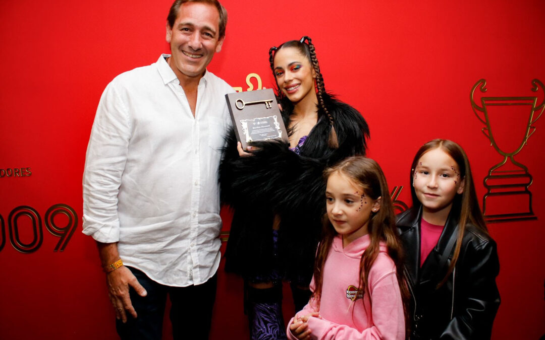 GARRO ENTREGÓ LA LLAVE DE LA CIUDAD DE LA PLATA A TINI STOESSEL