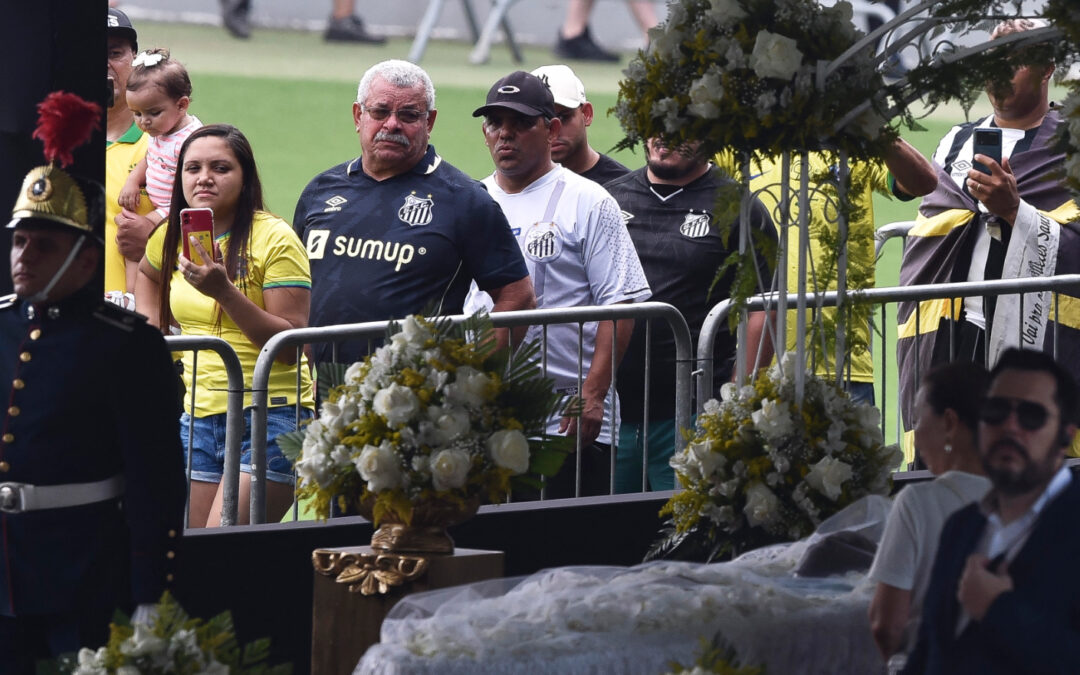 MULTITUDINARIO VELATORIO PARA EL REY PELÉ EN SANTOS