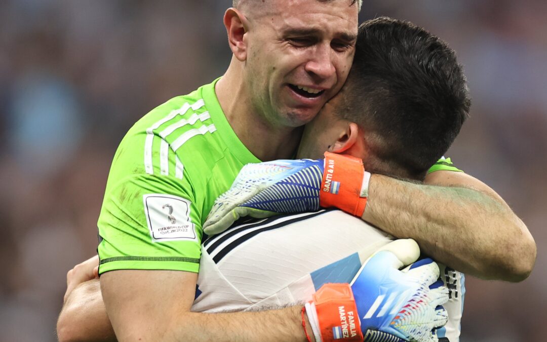 “DIBU” DONA SUS GUANTES PARA CAMPAÑA PARA CHICOS ARGENTINOS CON CÁNCER