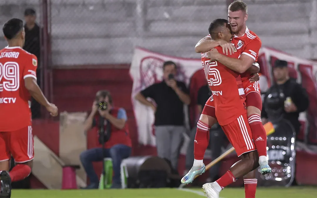 RIVER GOLEÓ Y SE AFIANZA COMO PUNTERO