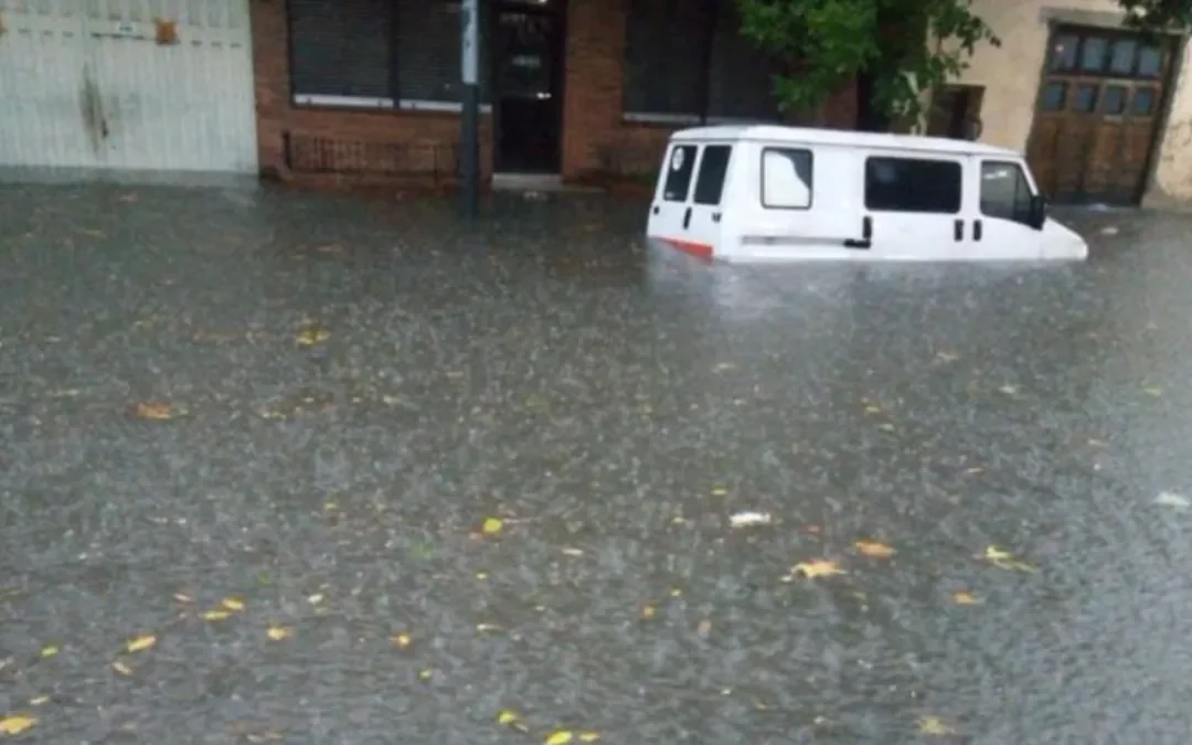 Sigue el caos por el temporal: hay demoras en el aeropuerto de Ezeiza, calles anegadas y miles de usuarios sin luz