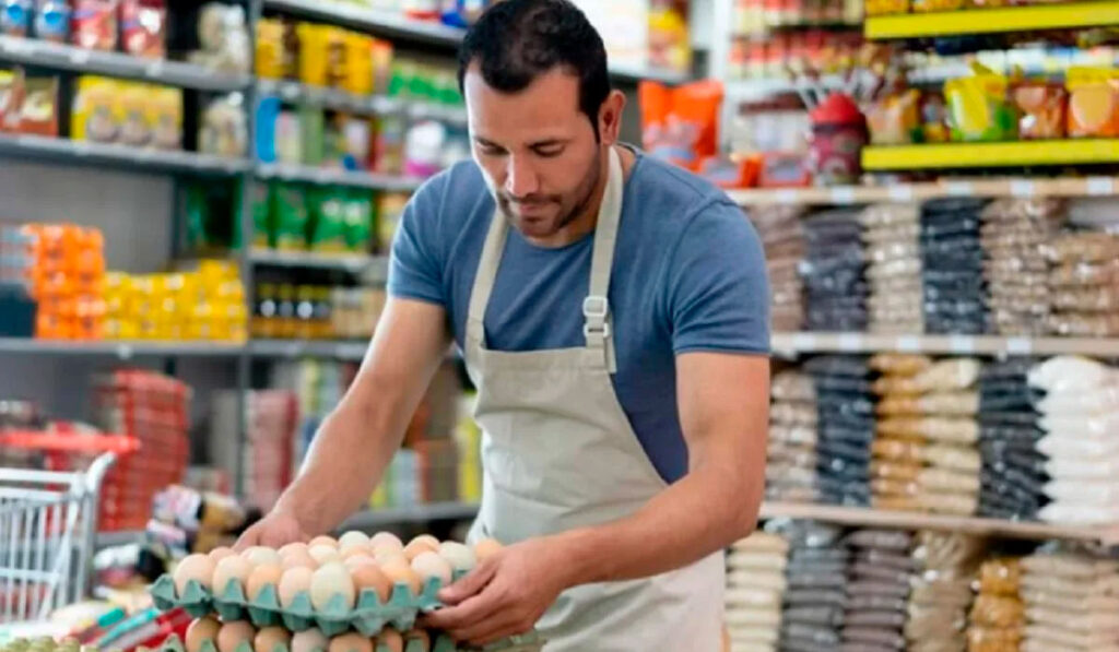 Escala salarial de empleados de comercio en octubre de 2025: incremento y suma fija de $40.000